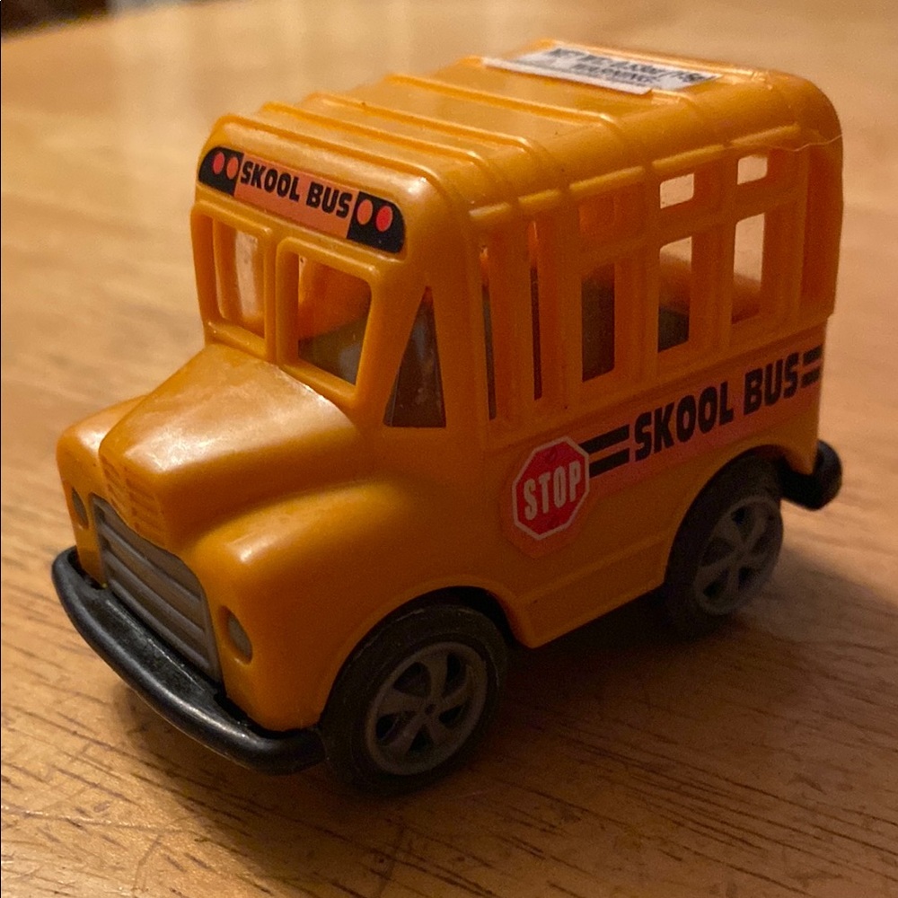 Kidsmania Skool Bus Pullback Toy No Candy Empty